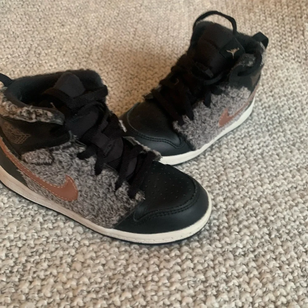Adorable Fuzzy Air Jordan with Rose gold Nike logo Toddler size 9 toddler - Picture 2 of 11